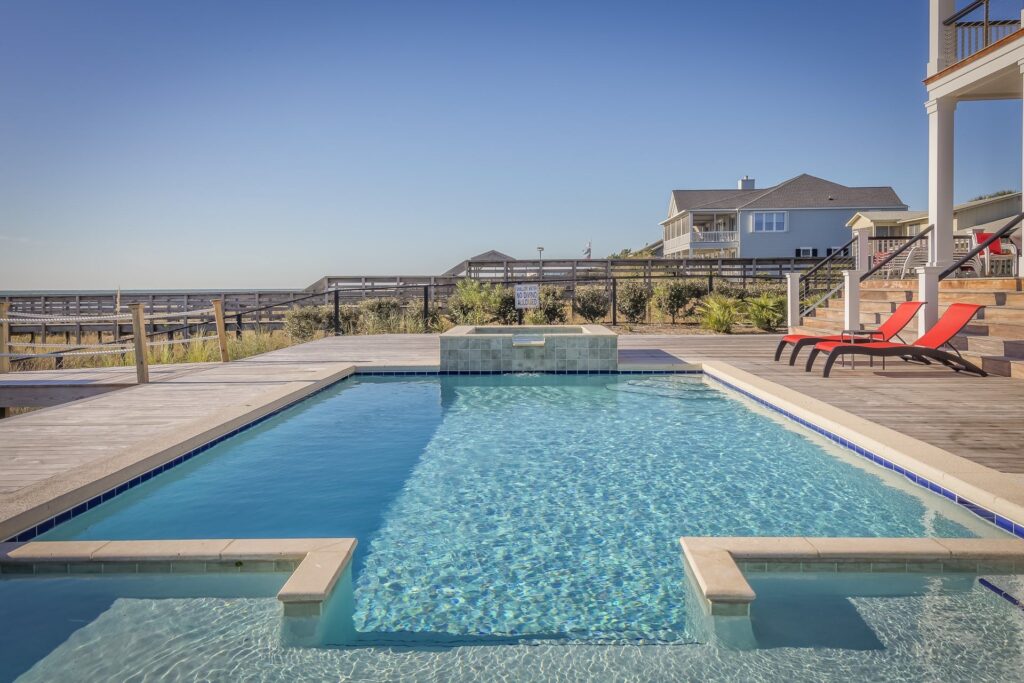 Outdoor pool. Pool filtration.